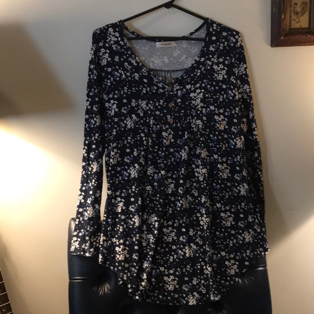Pretty navy blue tunic top by Esenchel. Size XL